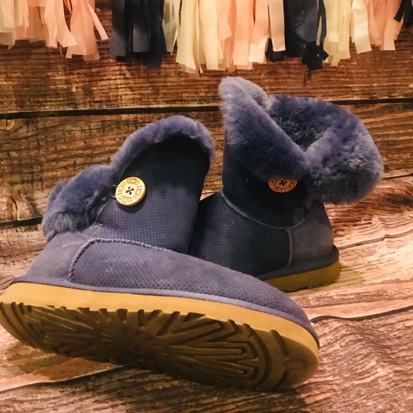 Ugg Eva Short bootie with wood button - Picture 3 of 6